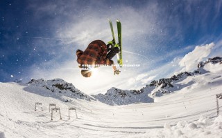 九游体育官方入口：斯洛特确认基耶萨轻伤在身，范布隆克霍斯特深谙加拉塔萨雷战术